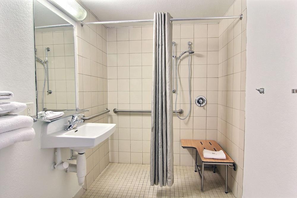 Motel 6 Austin, TX - Central Downtown UT photo 40
