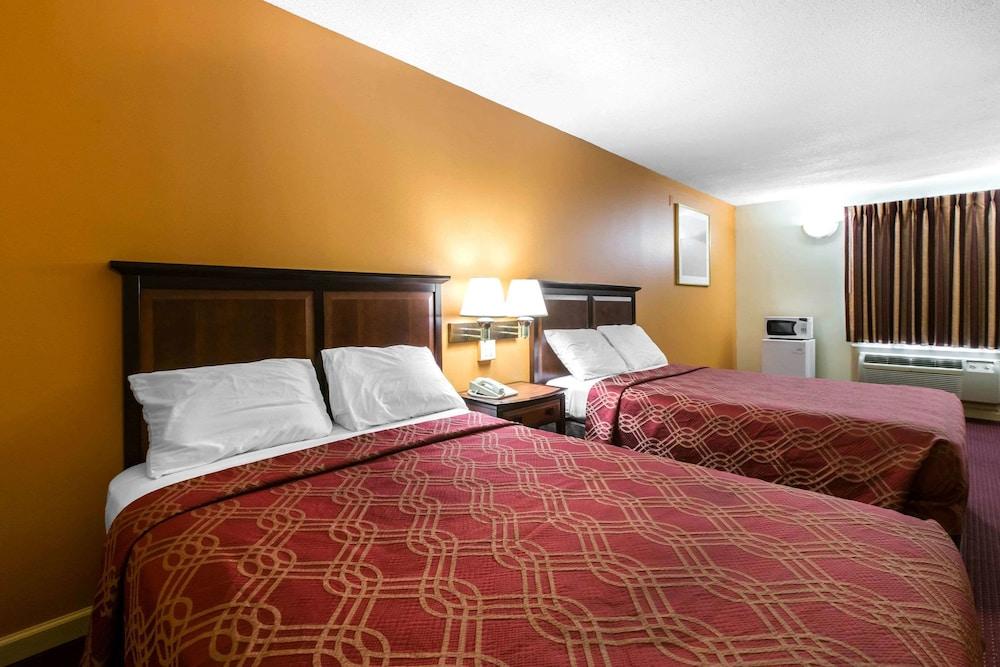 Econo Lodge At Six Flags photo 2