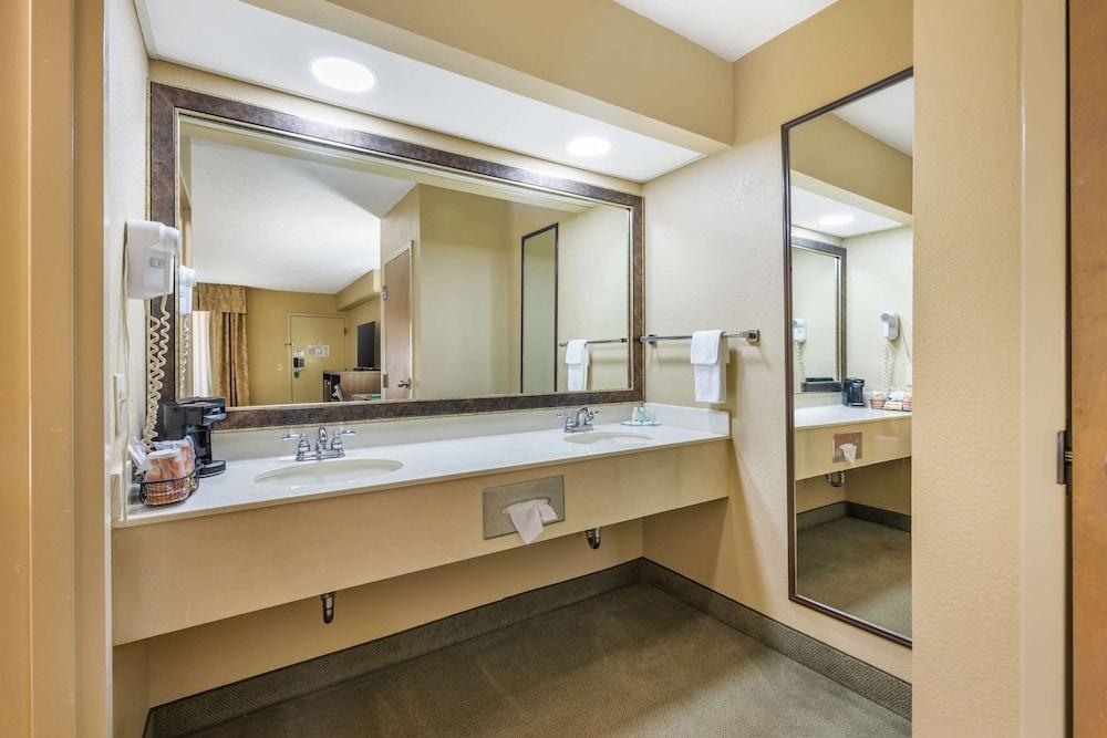 Quality Inn Paris photo 22