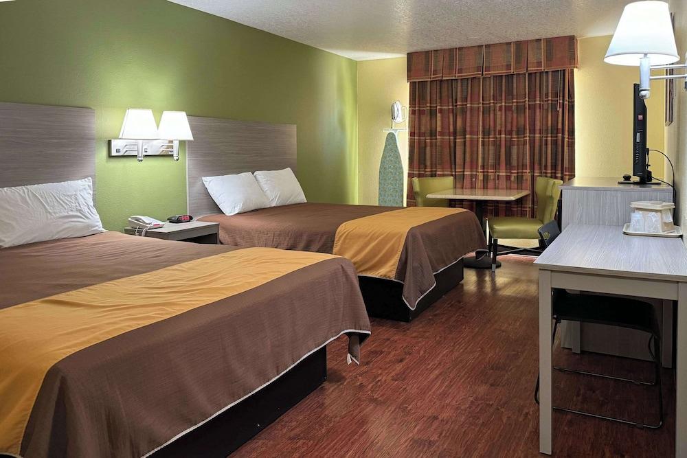 Rodeway Inn Moriarty photo 13