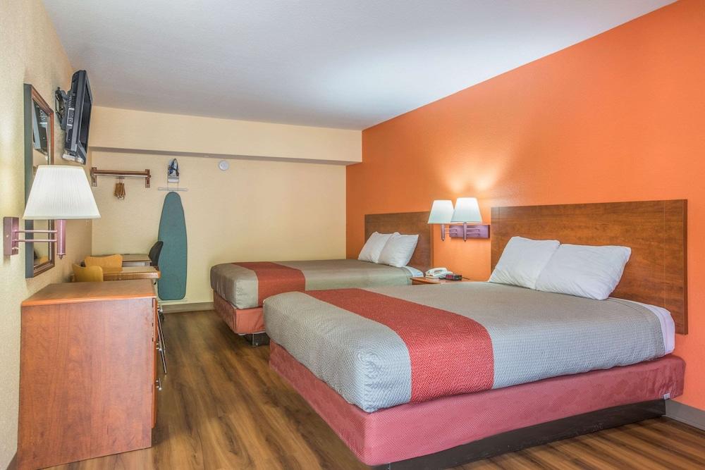 Rodeway Inn & Suites photo 33