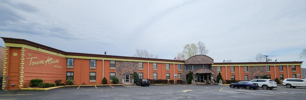 Townhouse Inn & Suites photo 7