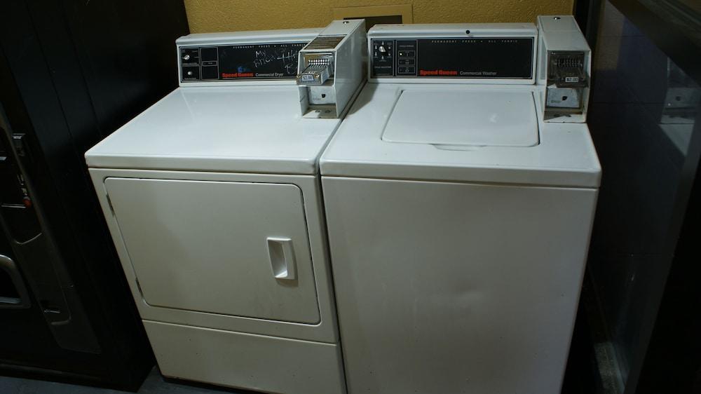 HomeTown Inn & Suites photo 12