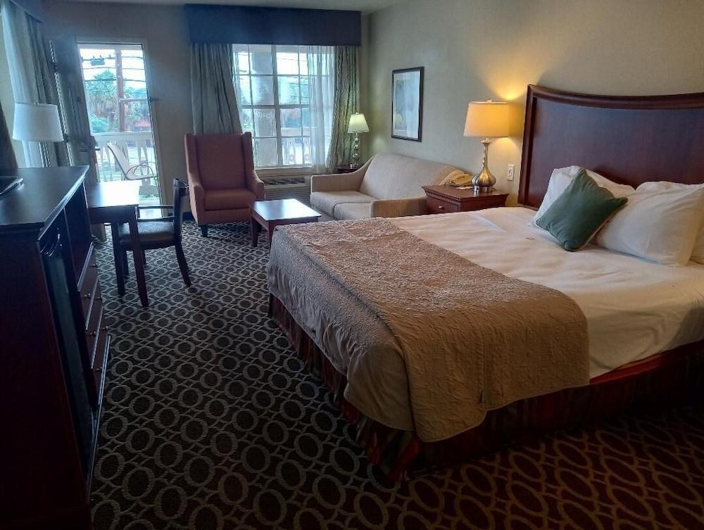 Sunday House Inn and Suites photo 16