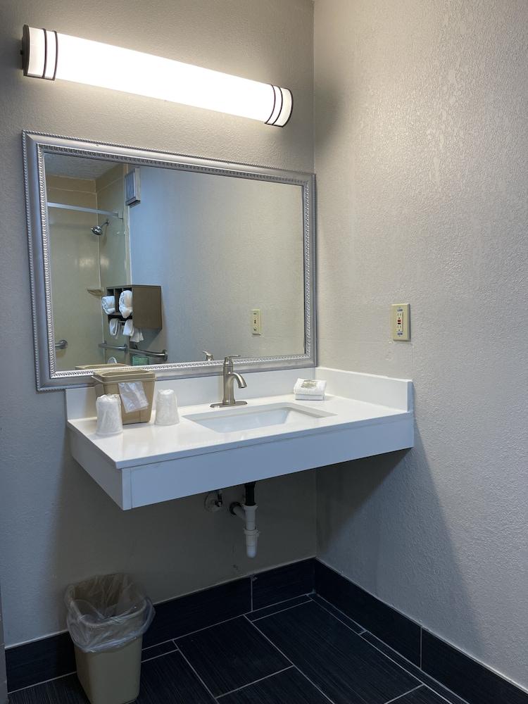 Red Roof Inn LaGrange photo 14