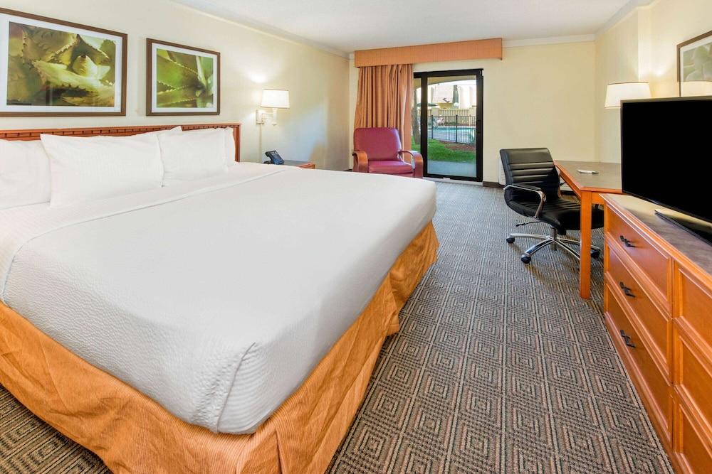 La Quinta Inn & Suites by Wyndham Ft Lauderdale Cypress Cr photo 5