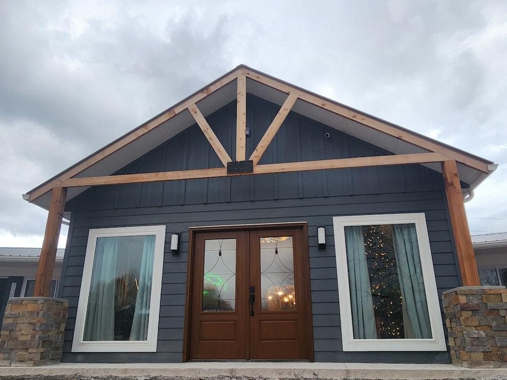 The Lakehouse Inn at Sledd Creek — hotel in Gilbertsville