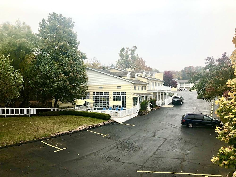 Honeysuckle Inn & Conference Center photo 55