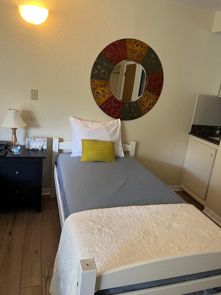 Mar Bay Motel &Suites photo 32