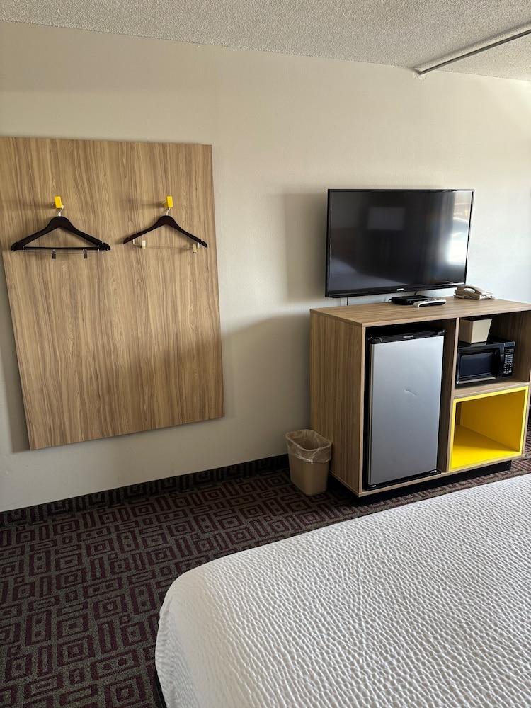 Days Inn by Wyndham West Branch Iowa City Area photo 12