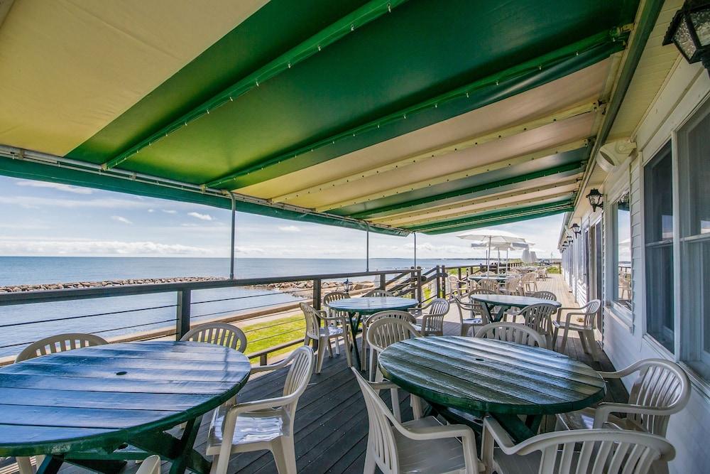 Lighthouse Inn photo 76