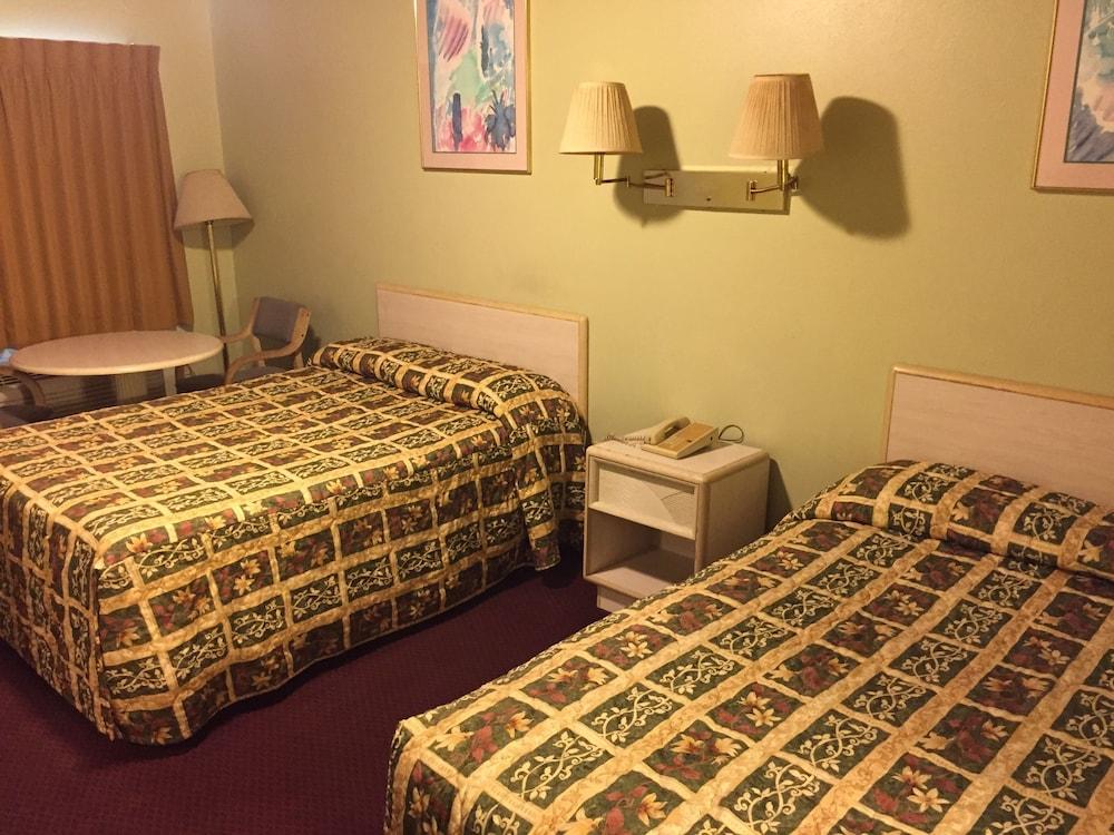 Sebring Inn photo 29