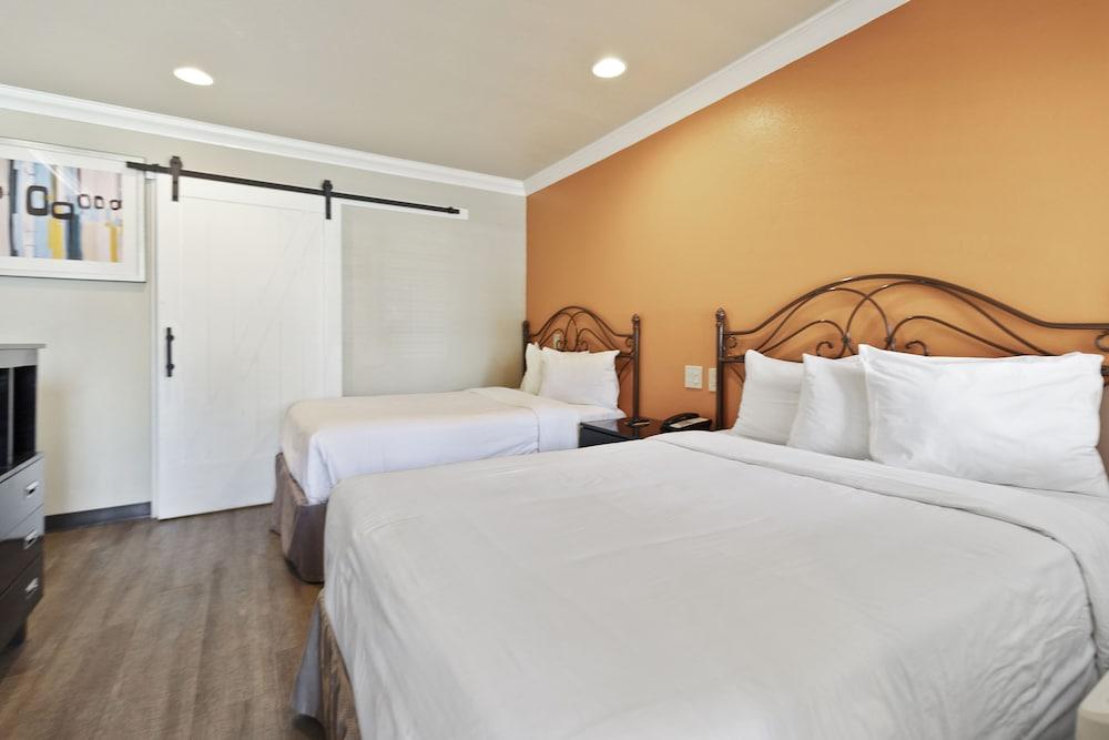 Le Blanc Inn & Suites photo 30
