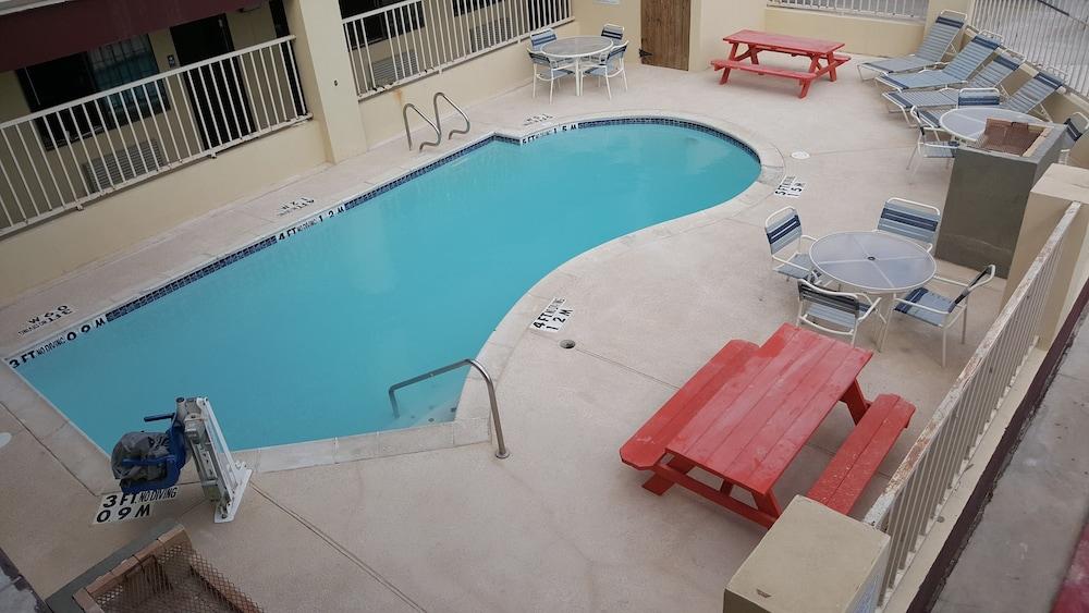 Deluxe Inn & Suites photo 31