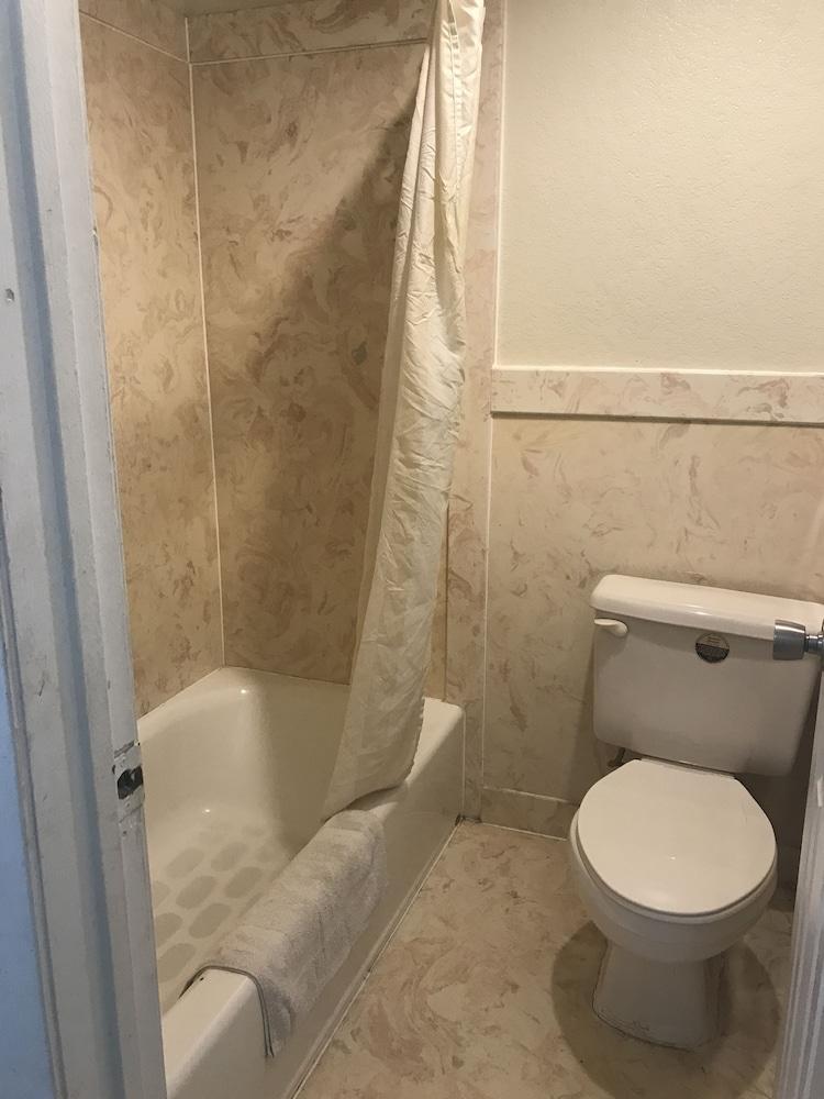Regency Inn and Suites photo 6