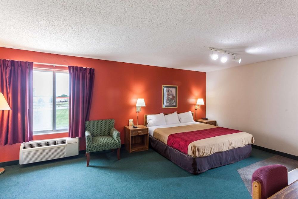 Econo Lodge Lincoln photo 32