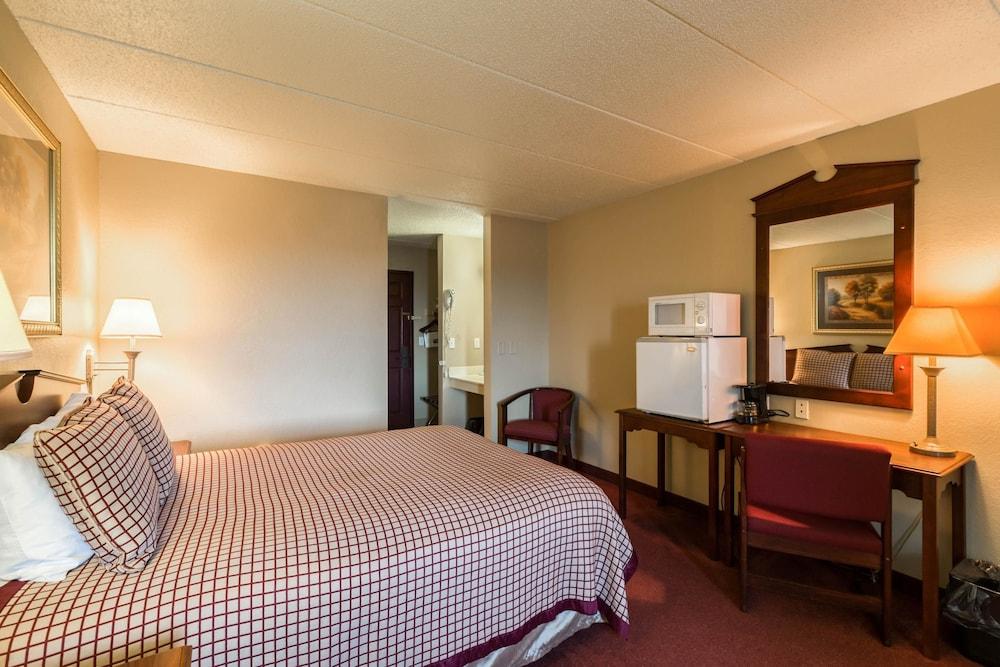 Rodeway Inn photo 23