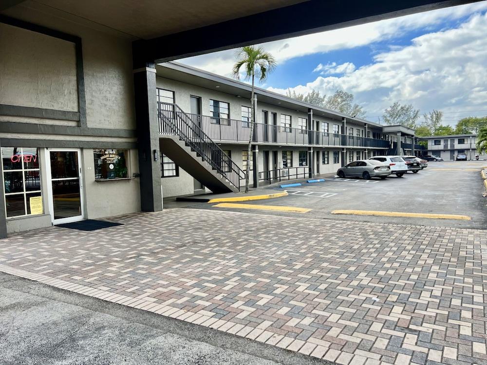 Americas Best Inn and Suites Fort Lauderdale North photo 9