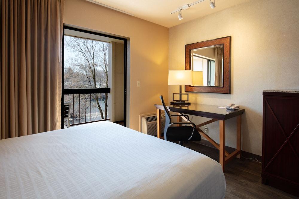 Riverside Inn photo 35