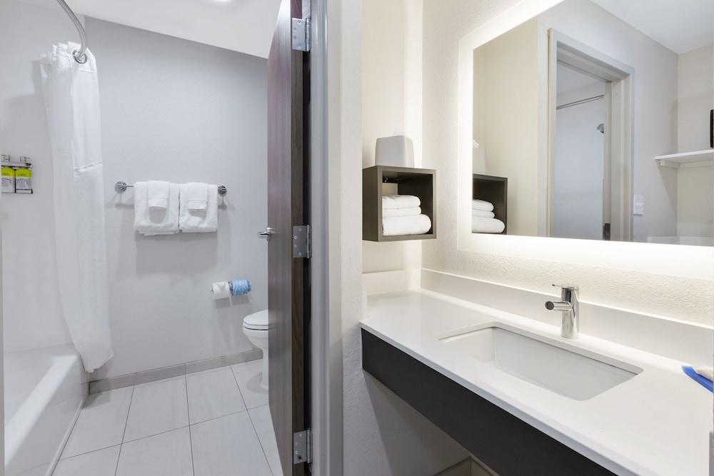 Holiday Inn Express Detroit-Warren by IHG photo 7