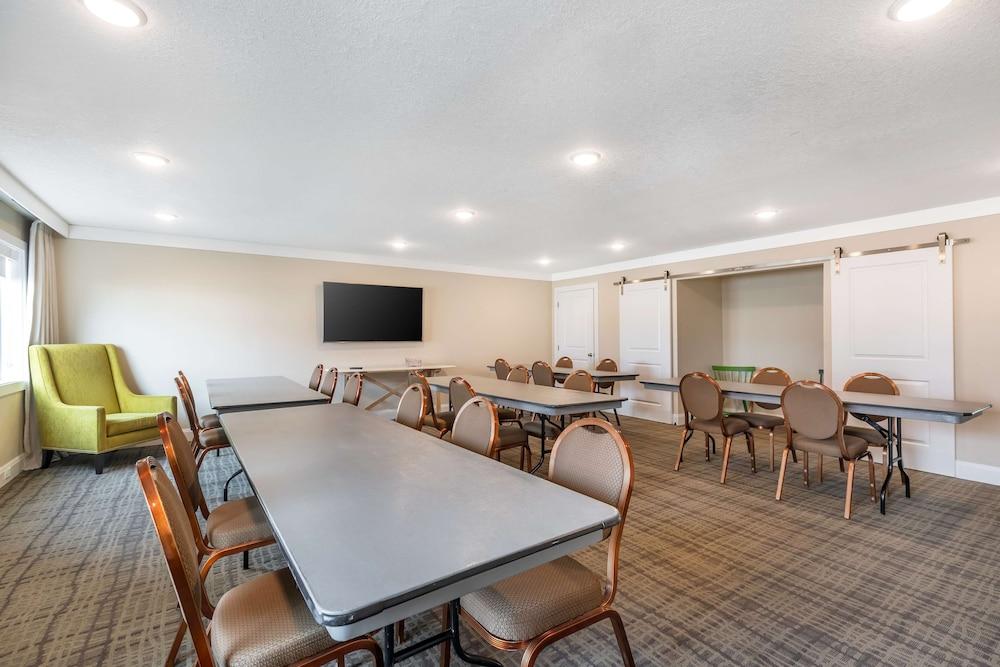 Best Western Plus University Park Inn & Suites photo 26