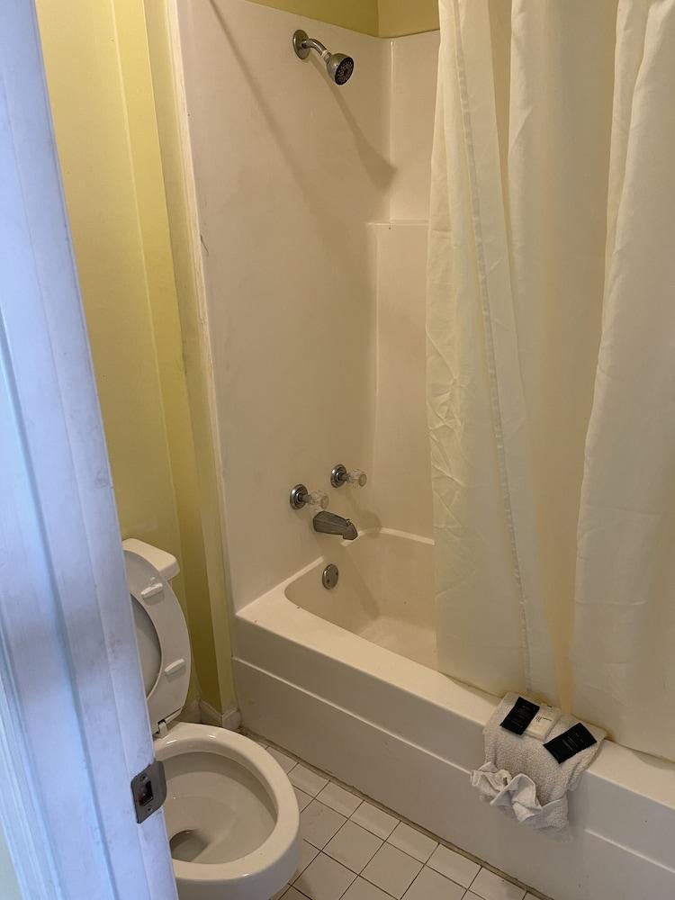 COVERED BRIDGE INN & SUITES photo 15