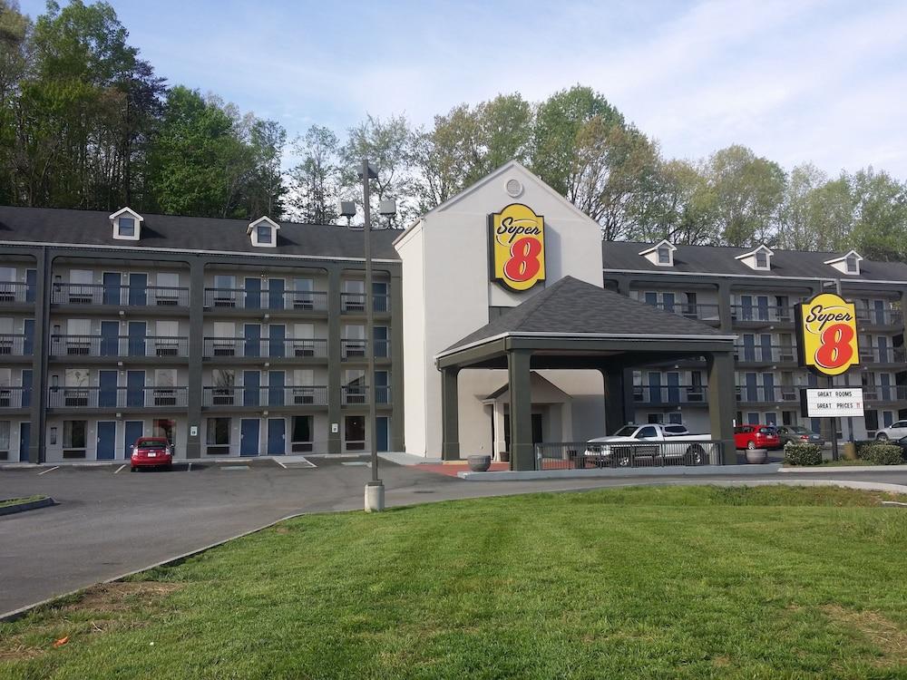Super 8 by Wyndham Pigeon Forge Dollywood Lane photo 1