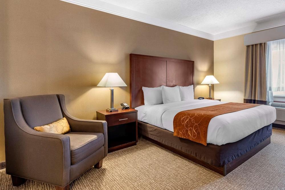 Comfort Suites Linn County photo 59