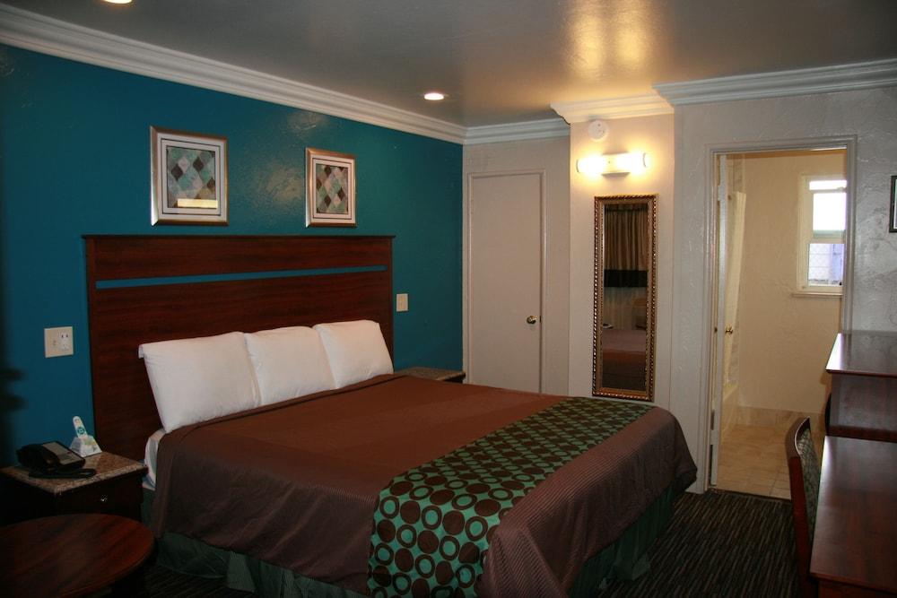 Civic Center Lodge photo 46