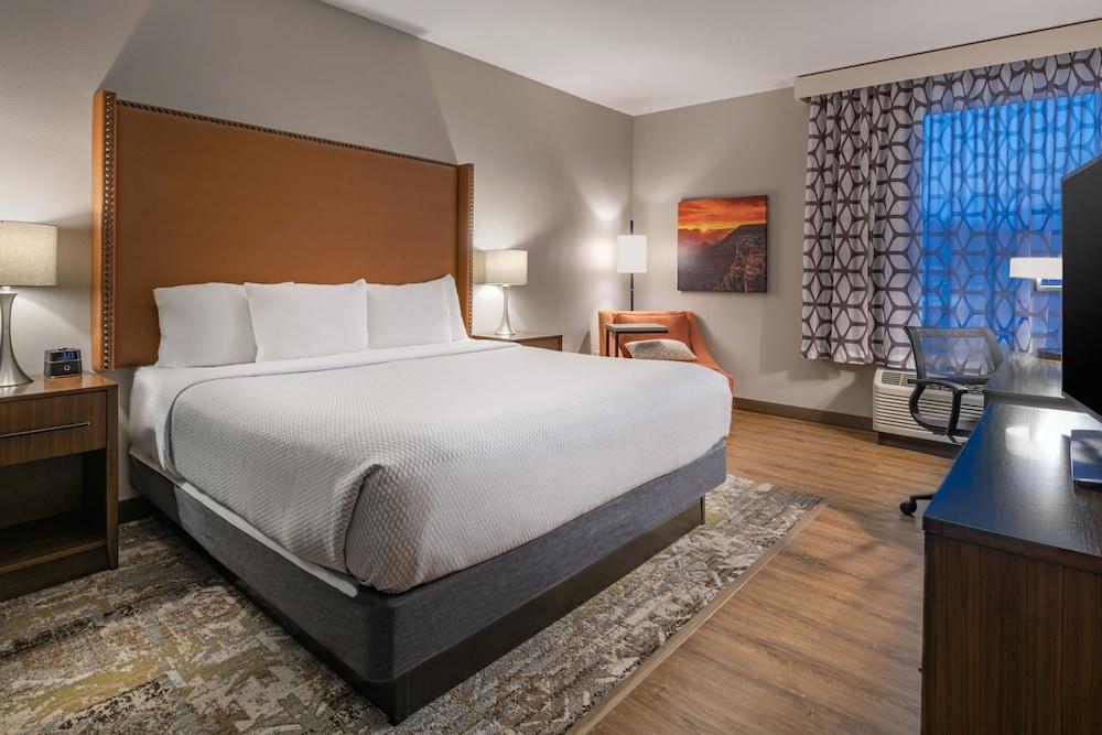 La Quinta Inn & Suites by Wyndham Flagstaff East I-40 photo 10