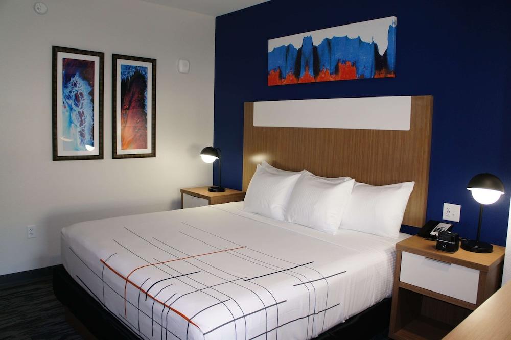La Quinta Inn & Suites by Wyndham Katy photo 8