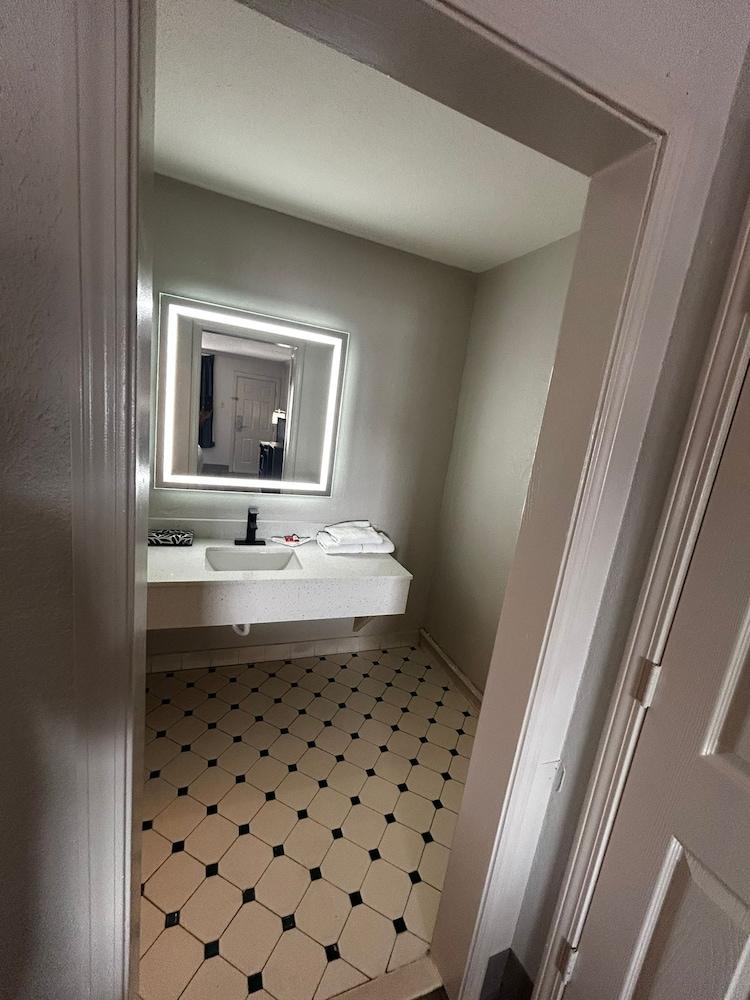 Quality Inn & Suites photo 26