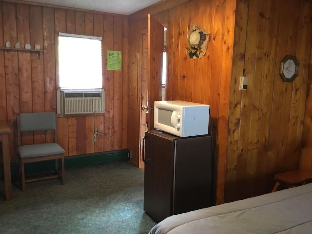 Pines Motel photo 11