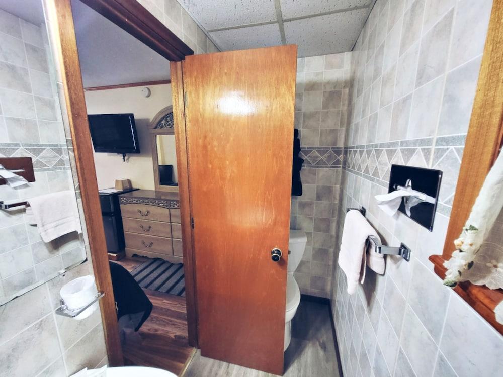 Cedar Wood Inn photo 40