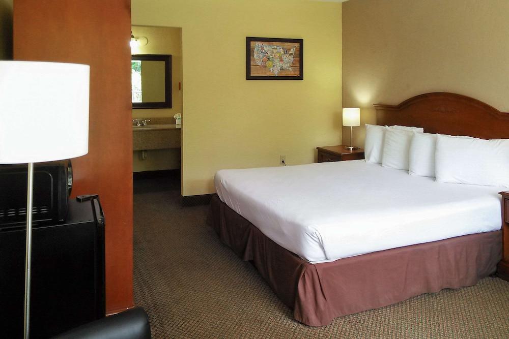 Econo Lodge Ormond Beach North - Daytona photo 8