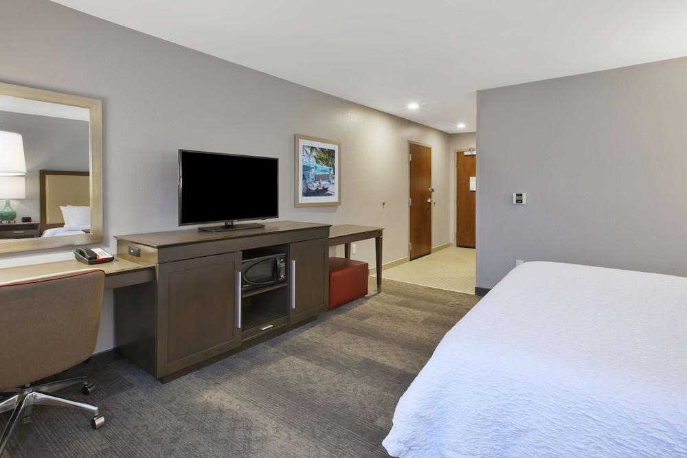 Hampton Inn by Hilton Detroit Dearborn photo 15