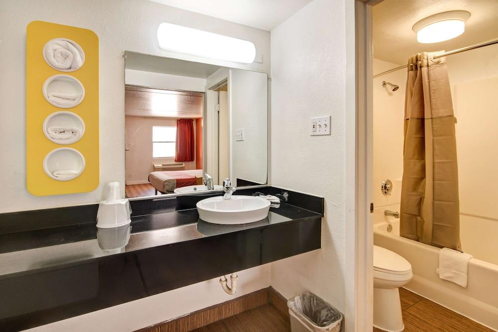 Motel 6 Dallas, TX - Forest Lane photo 14