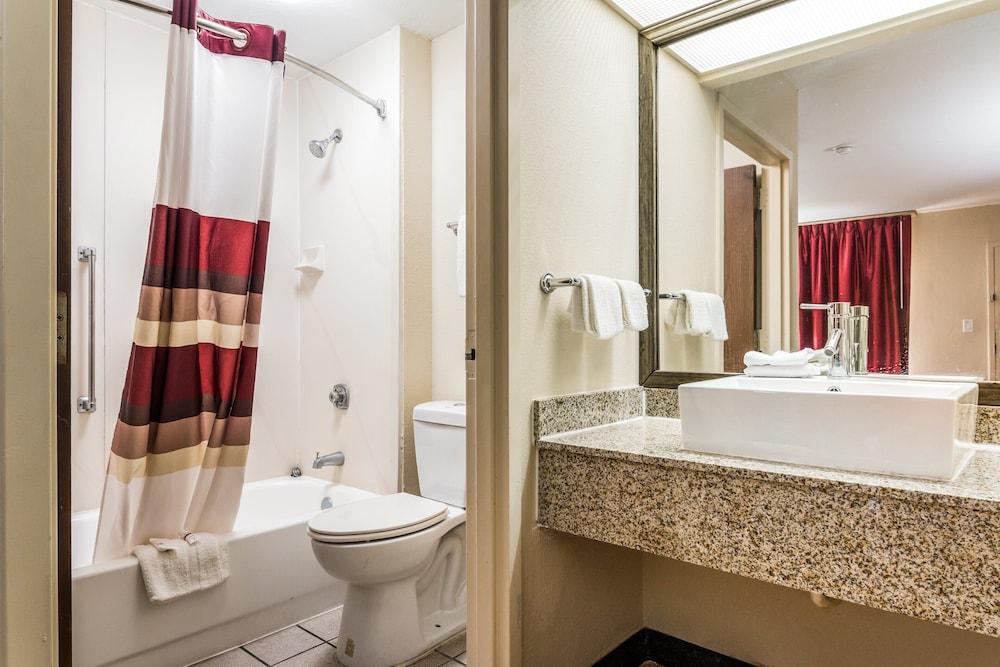 Red Roof Inn Texarkana photo 21