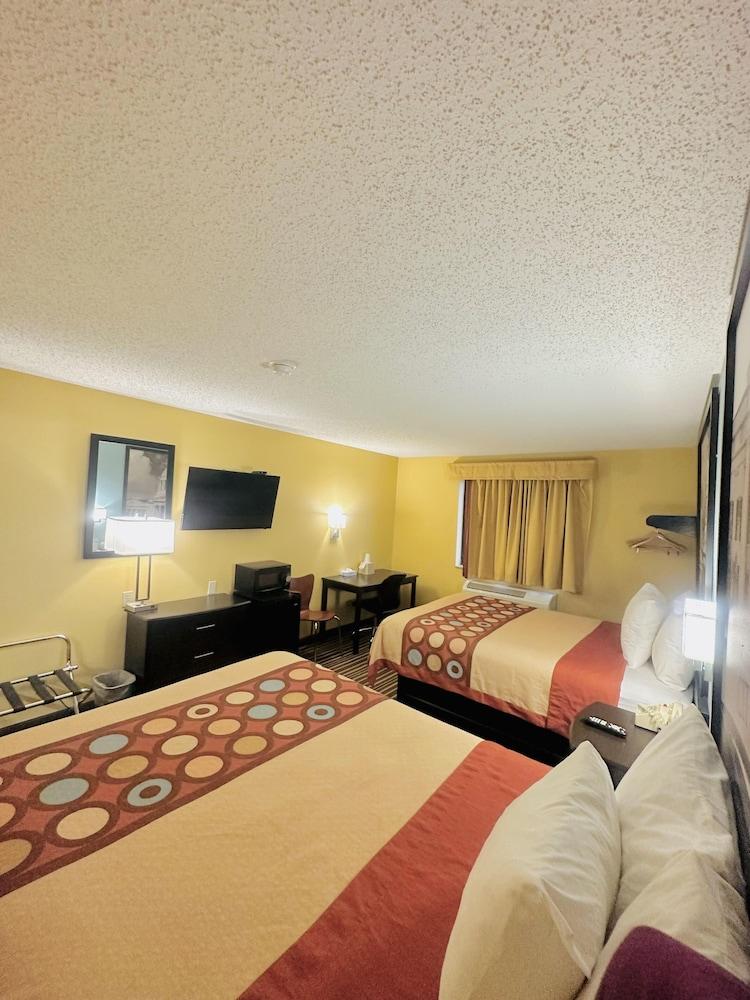 Super 8 by Wyndham Warrenton photo 14