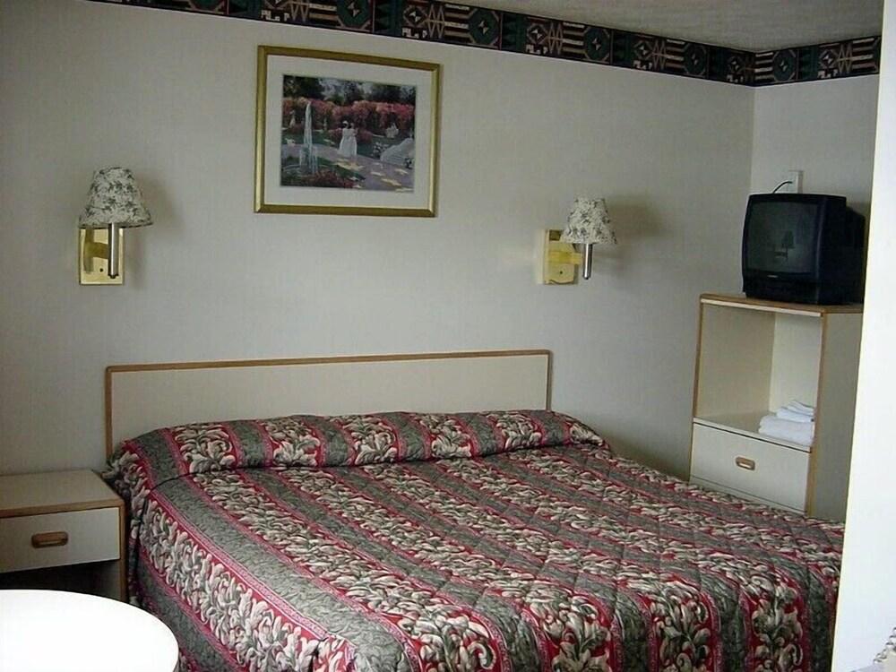 Double A Motel photo 8