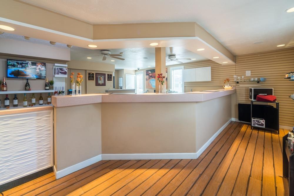 Sybaris Pool Suites Mequon photo 24