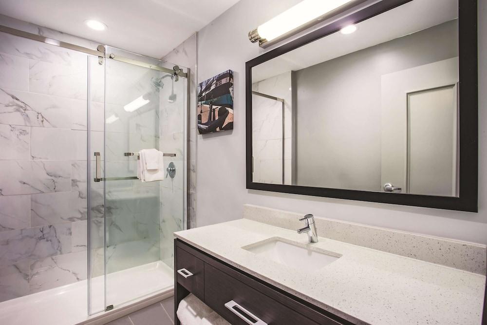 La Quinta Inn & Suites by Wyndham Baltimore Downtown photo 14