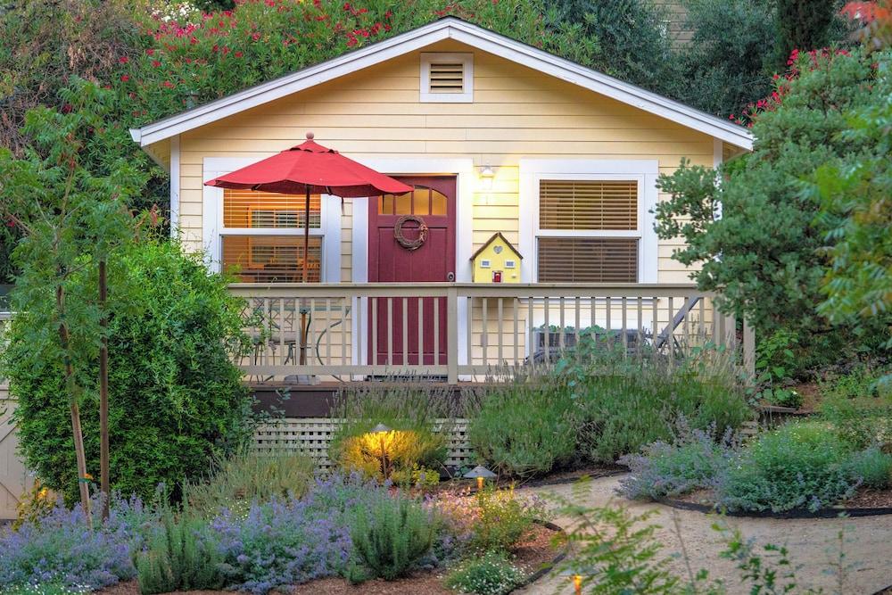 Aurora Park Cottages photo 10