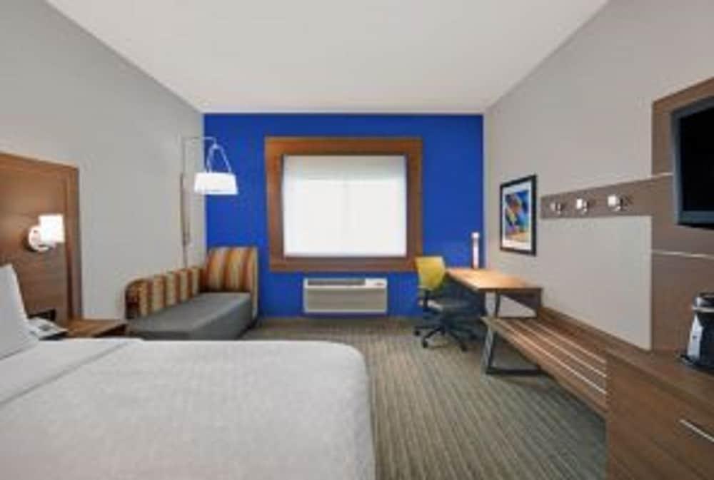 Holiday Inn Express & Suites Detroit Dearborn by IHG photo 11