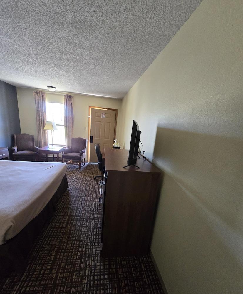 Econo Lodge Eagle Nest photo 28