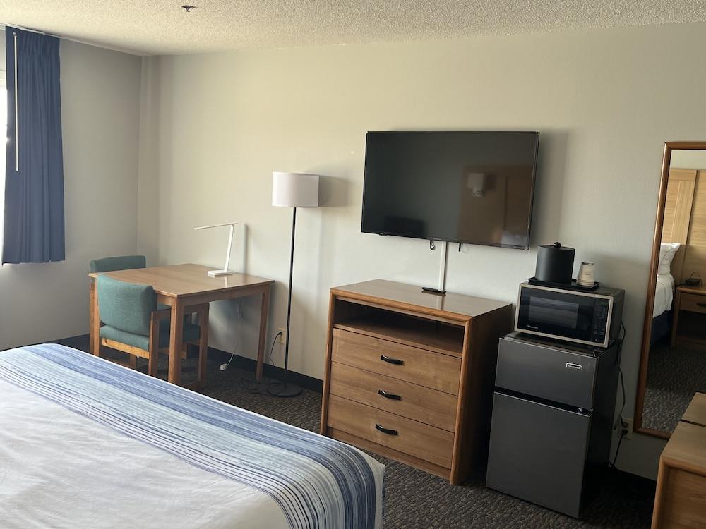 Days Inn & Suites by Wyndham Williamsburg IA North photo 34