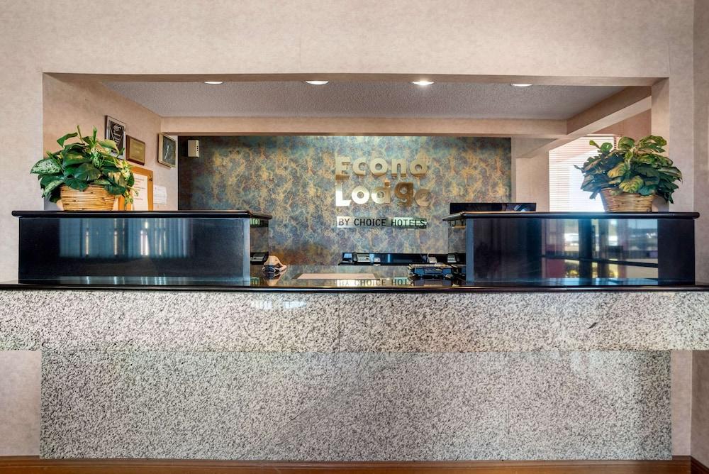 Econo Lodge Inn & Suites Forest photo 2