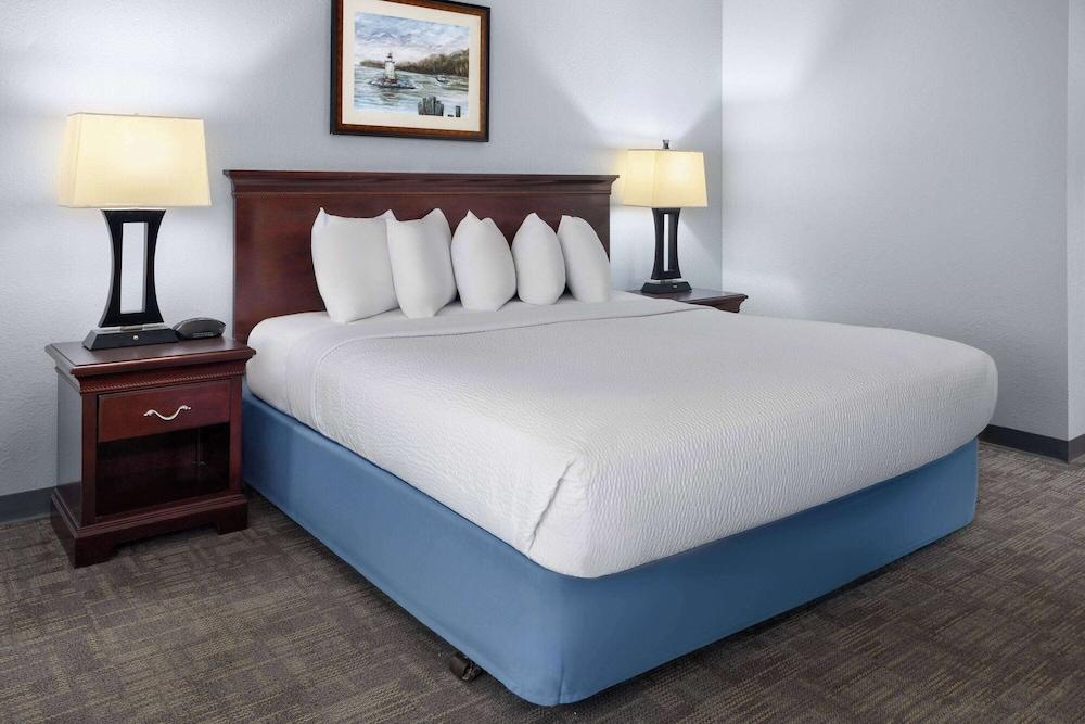 Days Inn by Wyndham Iron Mountain photo 63