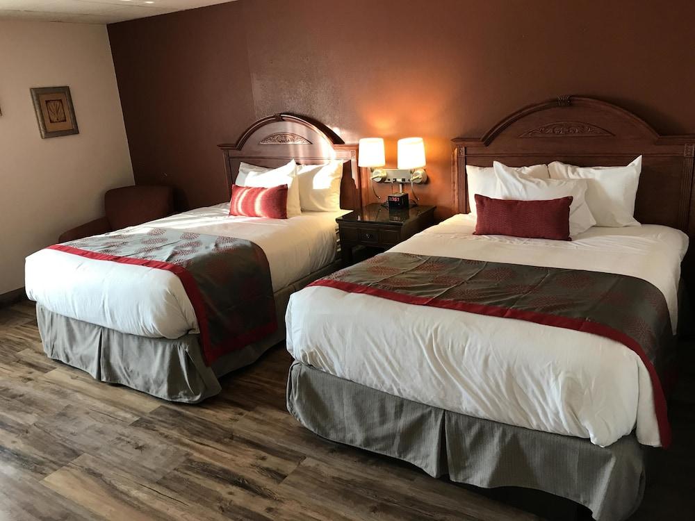 Ramada by Wyndham Albert Lea photo 14