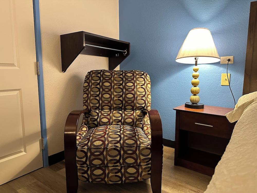 American Inn and Suites Bishop photo 16